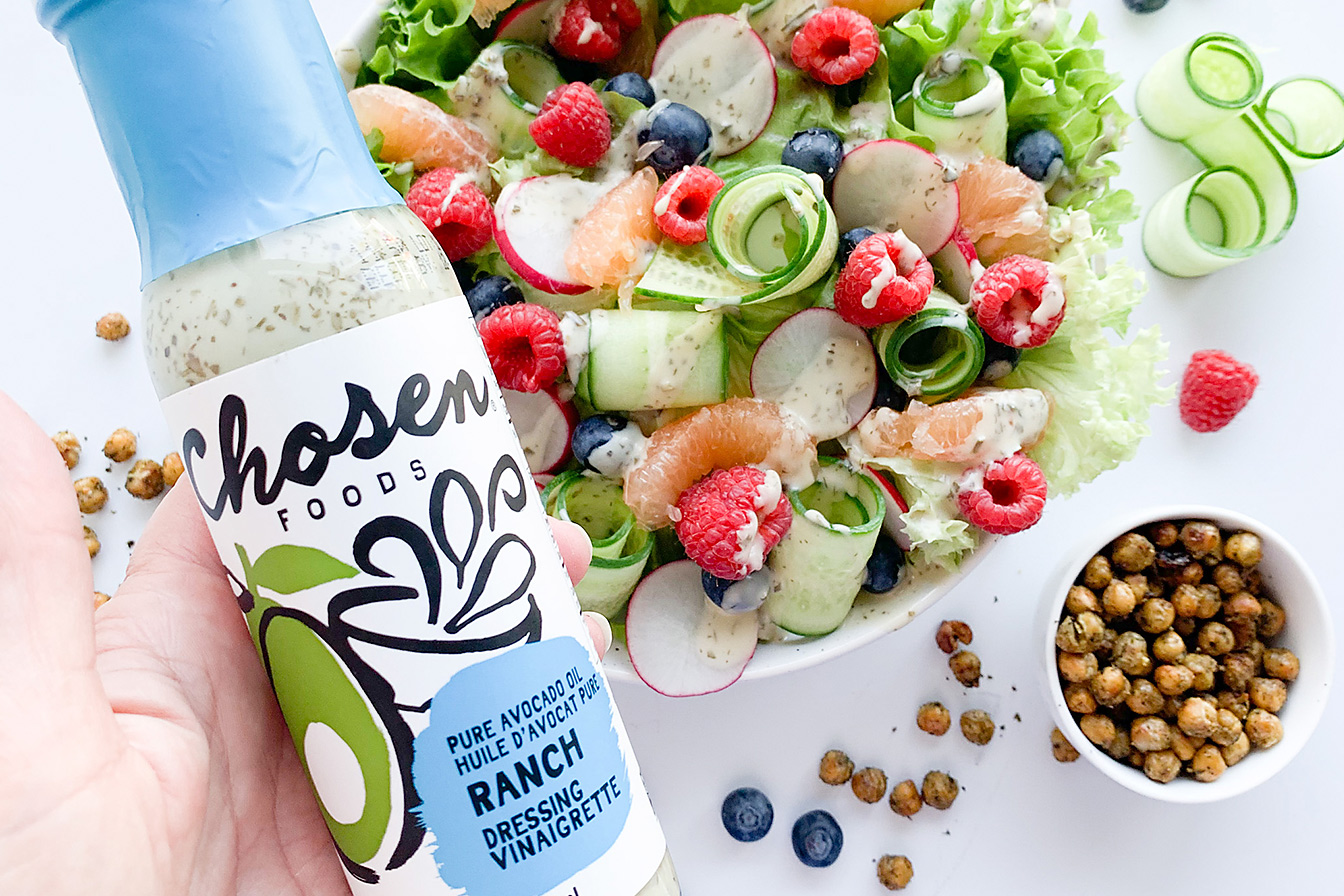 Salade d'été avec sauce ranch et pois chiches rôtis