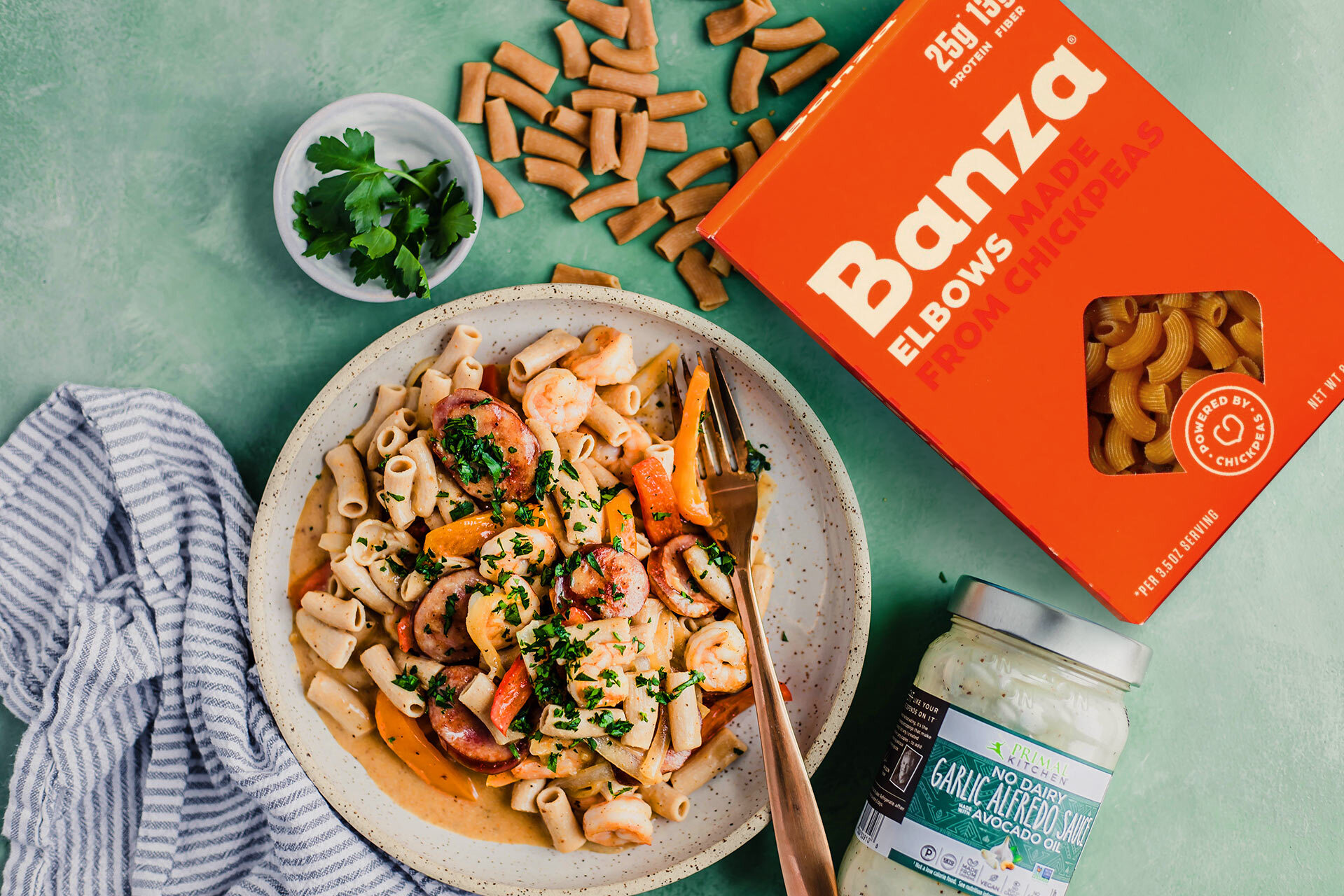 Shrimp au beurre d'ail Cajun avec pâtes de pois chiches