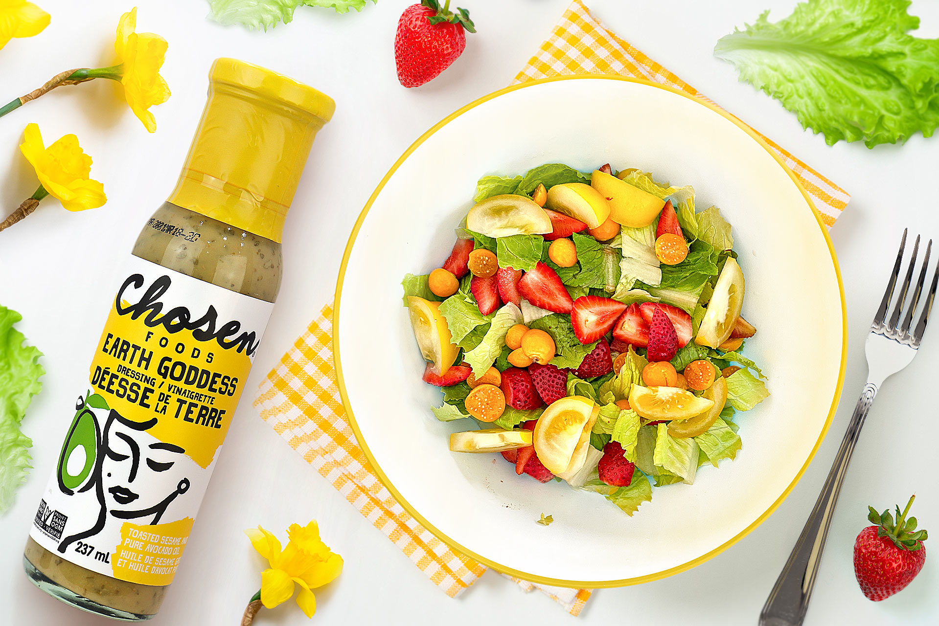 Salade de printemps avec des jonquilles immunité-renforçantes et une vinaigrette à la tahini au citron