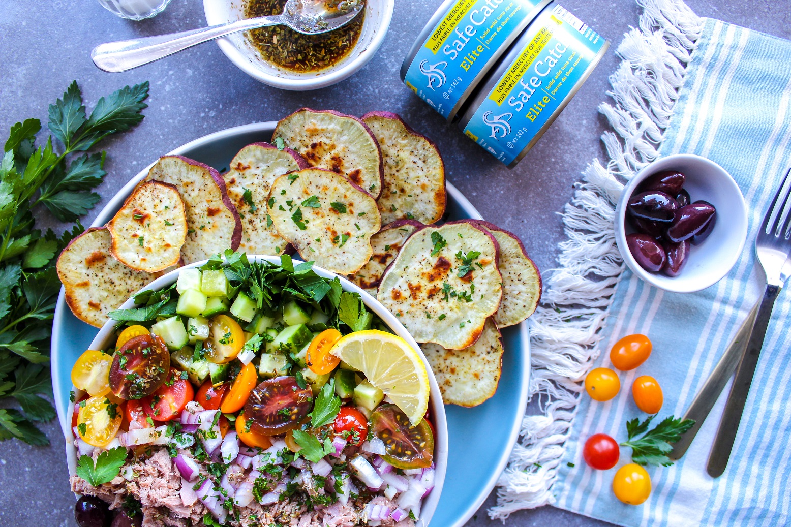 Salade de thon méditerranéenne avec des tranches de patate douce cuites au four