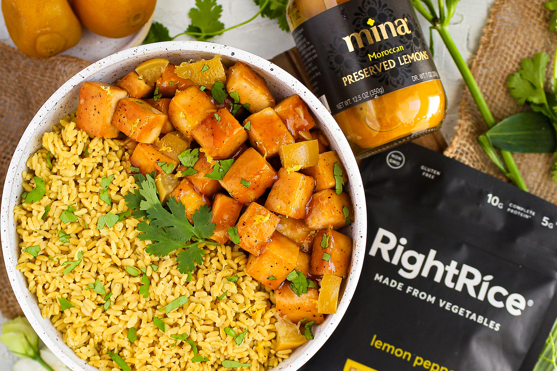 Tofu glacé au citron avec du riz au poivre de citron