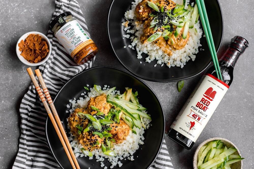 Boulettes de poulet thaïs amicales Keto dans une sauce au curry jaune