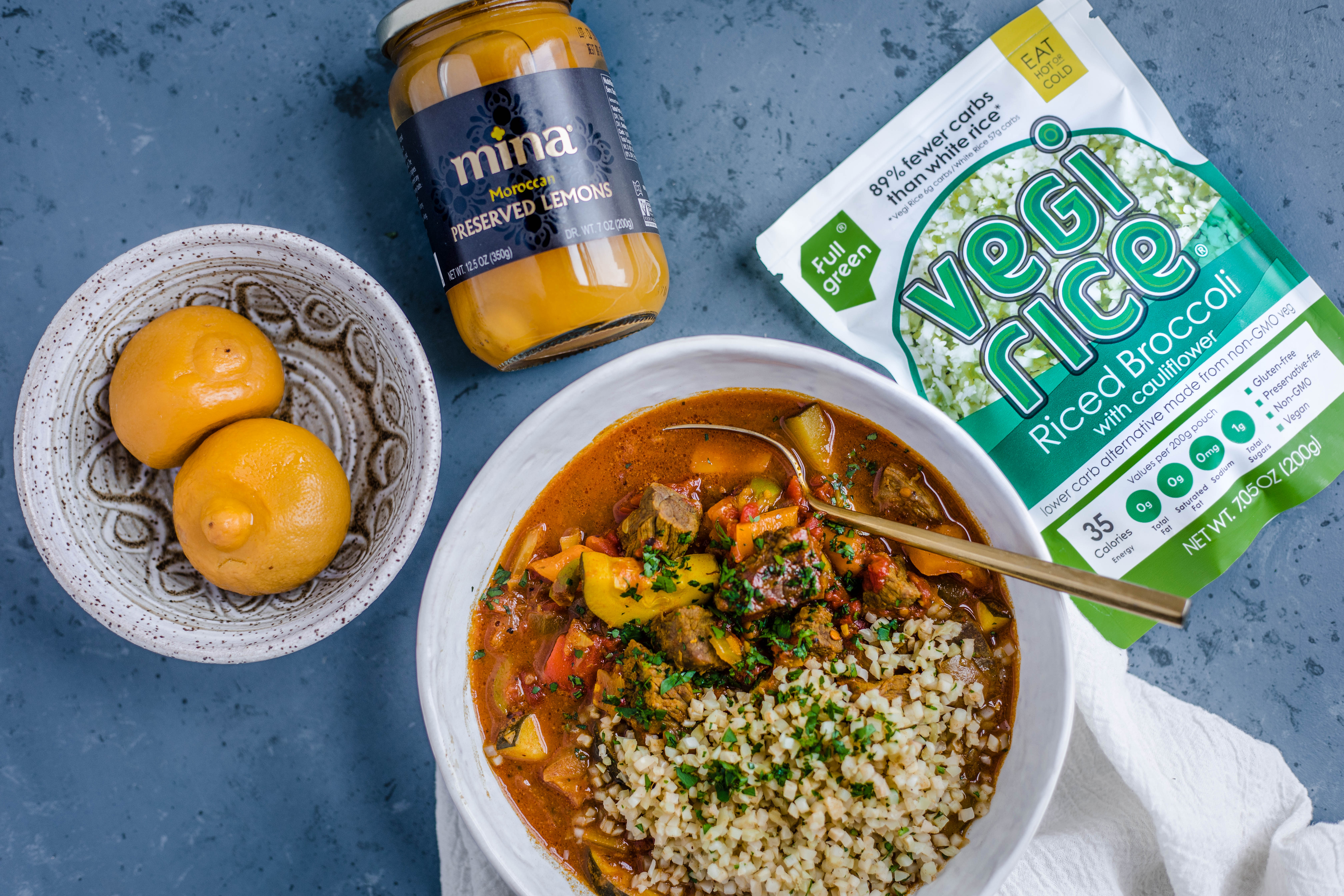 Ragoût de boeuf marocain avec citron confit, olives et riz au chou-fleur