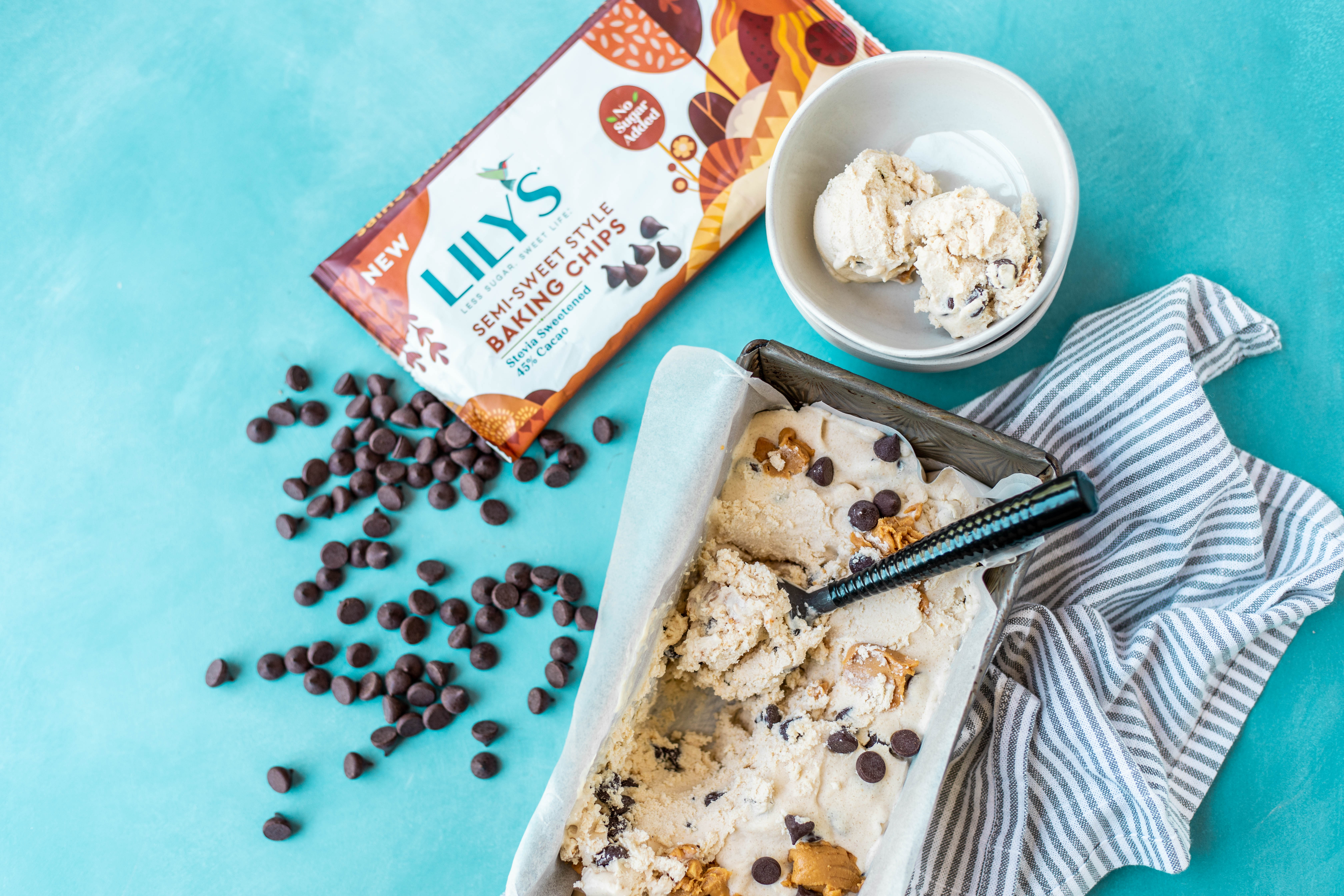 Glace aux pépites de chocolat et beurre d'arachide faible en glucides