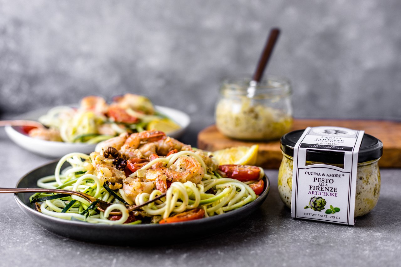 Pesto aux piments zoodles aux tomates cerises et artichauts avec crevettes