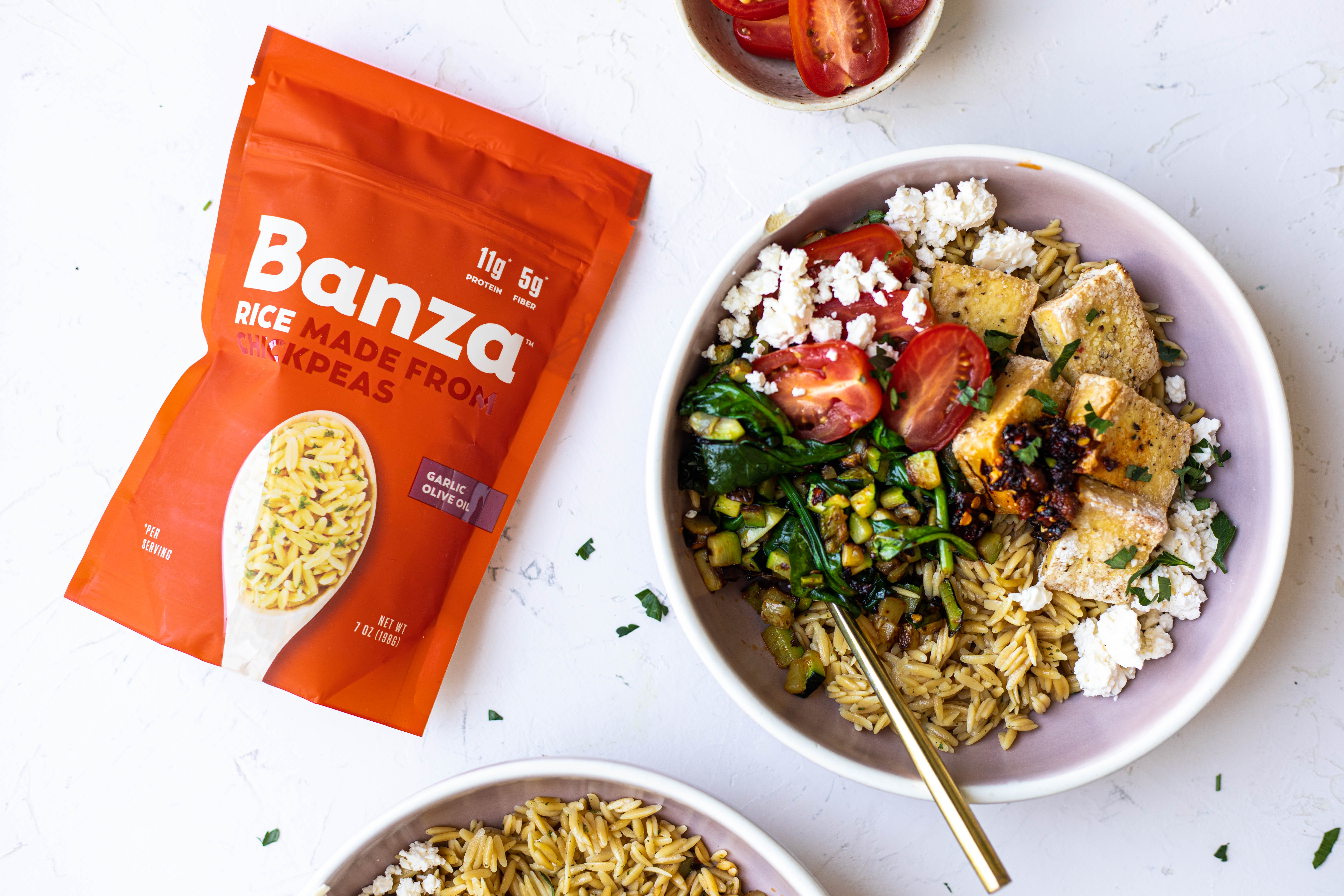 Bols de riz aux huiles d'olive et à l'ail d'été avec du tofu croustillant
