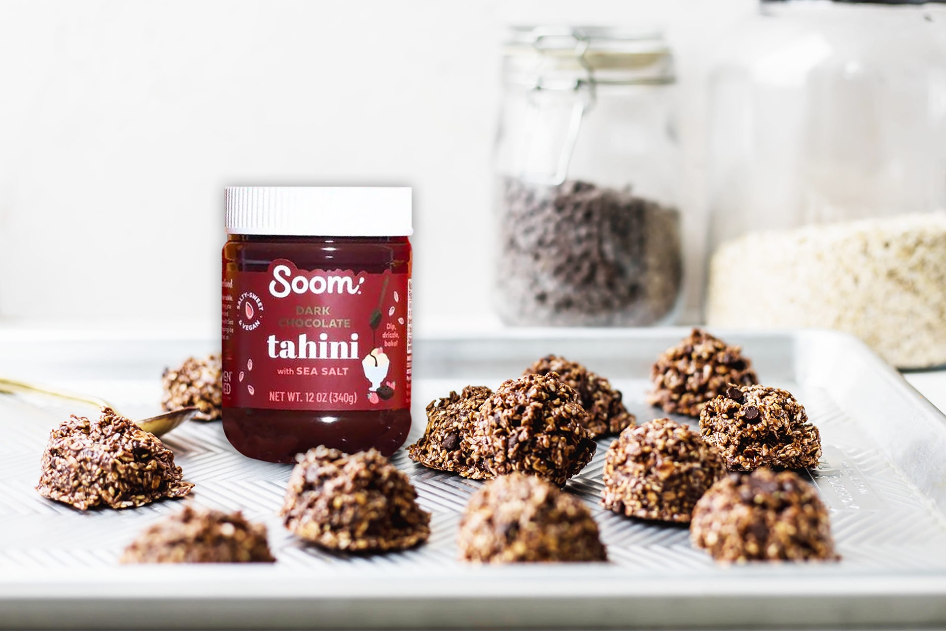 Macarons au chocolat noir sans gluten au tahini et noix de coco